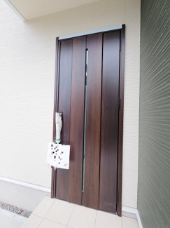 【エントランス】 | 【エントランス】
玄関ドアはお洒落な色を採用
日々の帰宅も今とは違う空間に