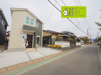 【前面道路含む現地写真】 | 【前面道路】
前面道路は毎日の駐車の出し入れで大事なポイントです！
車種によっても便利・不便がありますのでご確認ください♪