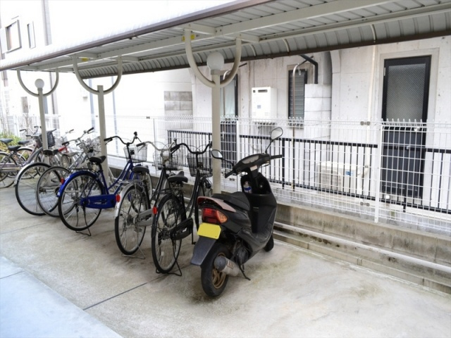 枚方市南中振２丁目の賃貸マンションのその他共用部分|屋根付の駐輪場なので濡れずにすみます