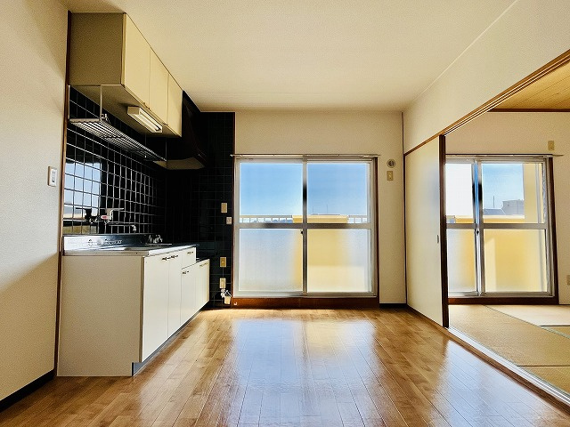 ハイツフジオの居間・リビング|こちらのリビングで趣味の時間をお楽しみください