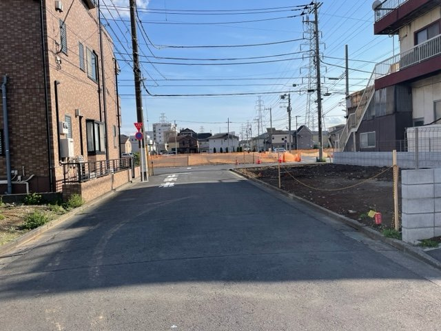 足立区南花畑２丁目　建築条件なし売地の前面道路含む現地写真