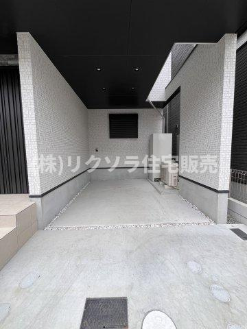 寝屋川市萱島東１丁目　新築一戸建て　2号棟の駐車場|駐車スペース
■物件内覧・資金計画相談・住宅ローン相談、リフォーム相談、お問合せ受付中■
※当日・翌日のご内覧、ご相談はお電話でのお問合せがスムーズです！