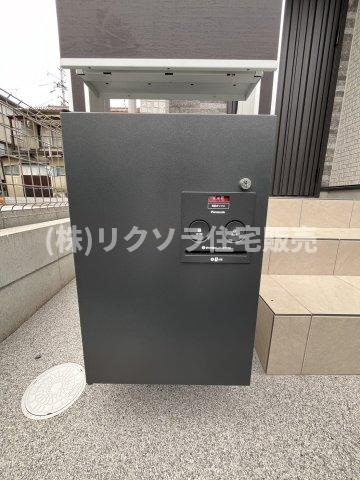 寝屋川市萱島東１丁目　新築一戸建て　2号棟のその他共用部分|宅配ボックス
■物件内覧・資金計画相談・住宅ローン相談、リフォーム相談、お問合せ受付中■
※当日・翌日のご内覧、ご相談はお電話でのお問合せがスムーズです！