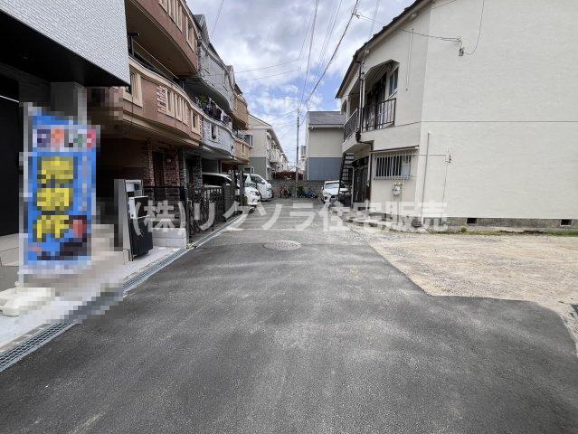 寝屋川市萱島東１丁目　新築一戸建て　2号棟の前面道路含む現地写真|前面道路を含む外観
■物件内覧・資金計画相談・住宅ローン相談、リフォーム相談、お問合せ受付中■
※当日・翌日のご内覧、ご相談はお電話でのお問合せがスムーズです！