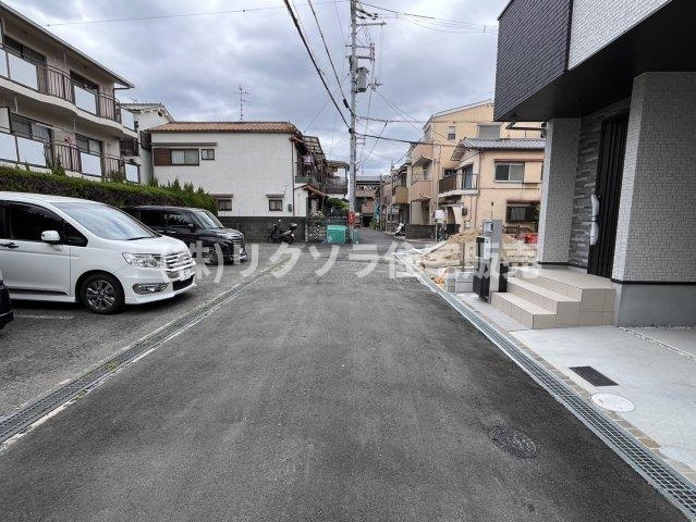 寝屋川市萱島東１丁目　新築一戸建て　2号棟の前面道路含む現地写真|前面道路を含む外観
■物件内覧・資金計画相談・住宅ローン相談、リフォーム相談、お問合せ受付中■
※当日・翌日のご内覧、ご相談はお電話でのお問合せがスムーズです！