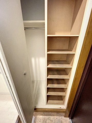 フローリエ細山Ⅱの洋室