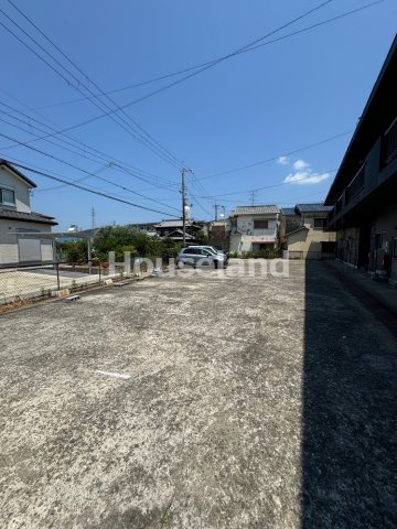 リベルテAWAの駐車場