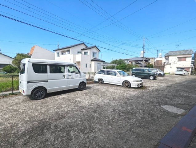 リベルテAWAの駐車場