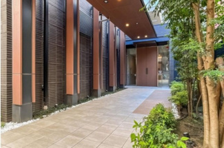 【エントランス】 | 【 Entrance 】
居住者の帰りを最初に待っていてくれるエントランス。その壮大な佇まいとは裏腹に、入ると静寂な空間が続いています。プライベートがしっかりと守られている証です。