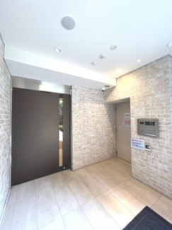 【エントランス】 | 【 Entrance 】
高級感のあるエントランス。居住者の帰りを待っているとともに、安全も守ってくれています。賑わいのある街も素敵ですが、プライベートを確保することも大事です。