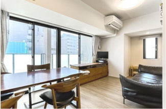 【外観】 | 【 Living　room 】
木の暖かさを感じられ、団欒とした生活を送ることができるリビングルーム。気持ちのいい日の光の下、ゆっくりとしたくつろげる時間を楽しみませんか？