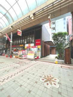 【外観】 | 【 Appearance 】
商店街沿いにある建物で、外に出るととても賑やかな空間が広がっています。日々のお買い物や駅までの移動など、住みやすい立地になっています。