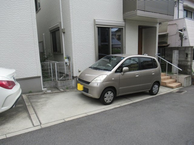 【駐車場】 | 東大阪市吉田3丁目戸建賃貸（東花園賃貸） | 駐車場があるので、車を買う予定の方も安心です