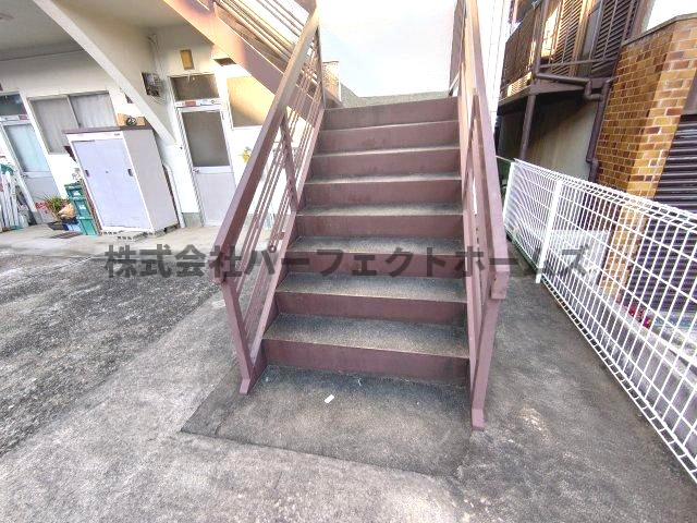 仲マンションのエントランス