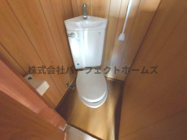 仲マンションのトイレ|落ち着いた色調のトイレです
