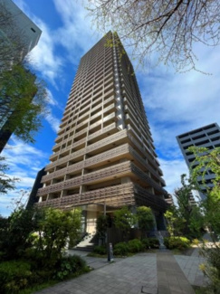 【外観】 | 【 Appearance 】
存在感のある建物は、居住者の拠点としてずっと価値を持ち続ける。今もそこでじっと佇み、居住者の安全や安心を守ってくれています。