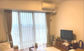 【外観】 | 【 Living　room 】
窓から差し込む暖かい光が、家族団欒とした生活を包み込みます。おいしい食卓を囲み、たわいもない話で笑ったり。幸せな空間をずっとそばで守ってくれます。