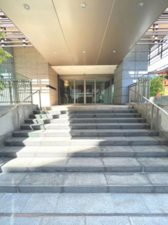 【エントランス】 | 【 Entrance 】
居住者の帰りを最初に待っていてくれるエントランス。その壮大な佇まいとは裏腹に、入ると静寂な空間が続いています。プライベートがしっかりと守られている証です。