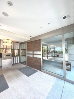 【エントランス】 | 【 Entrance 】
高級感のあるエントランス。居住者の帰りを待っているとともに、安全も守ってくれています。賑わいのある街も素敵ですが、プライベートを確保することも大事です。