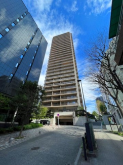 【外観】 | 大通りから少し裏路地に入ったところに位置します。東京メトロ丸ノ内線「西新宿」駅徒歩4分。車でのアクセスも良好です。