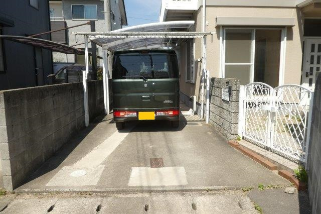 倉敷市西阿知町の一戸建ての駐車場|縦列２台