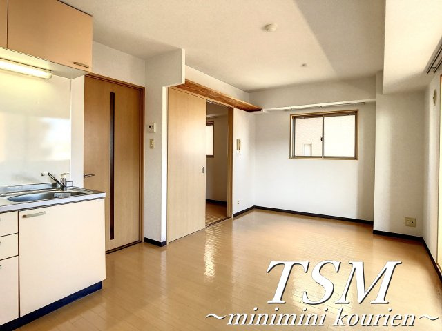 Ｍ’プラザ 香里壱番館の居間・リビング|リビング側から見たダイニングキッチン！ベランダは南向き！