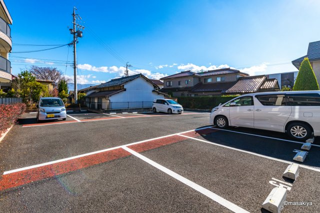エヴァーグリーン2000の駐車場