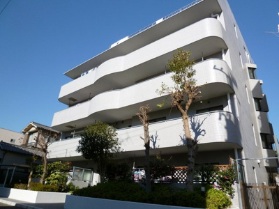 閑静な住宅街にあるマンションです
