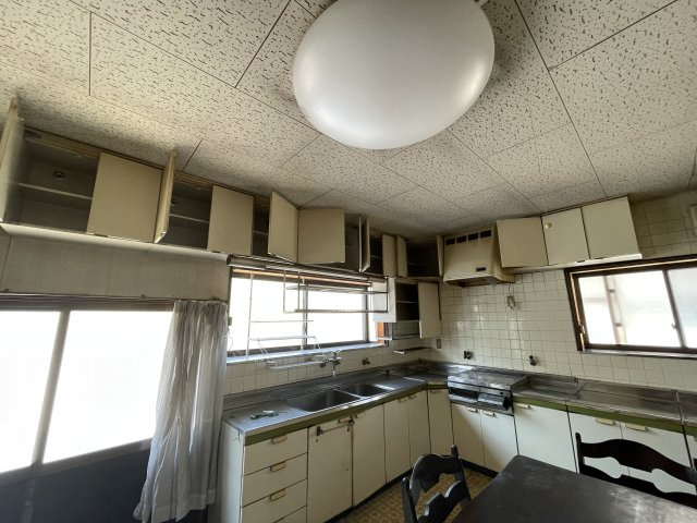 津山市山北　中古住宅　７LDK＋納戸のキッチン|収納が多く、L型で使い勝手の良いキッチン。IHクッキングヒーターで、お料理しやすく、お掃除もしやすいので、便利です。