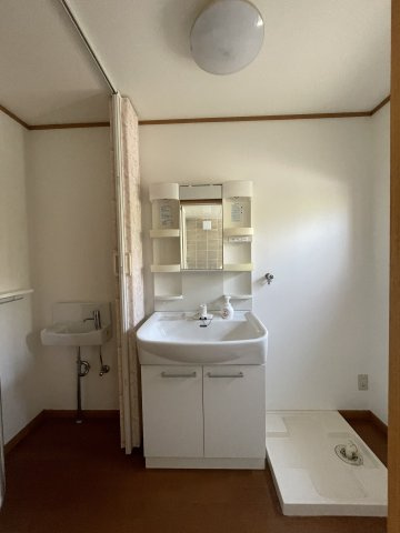 津山市山北　中古住宅　７LDK＋納戸の脱衣所|洗面化粧台の他に手洗いを設けた便利な脱衣場