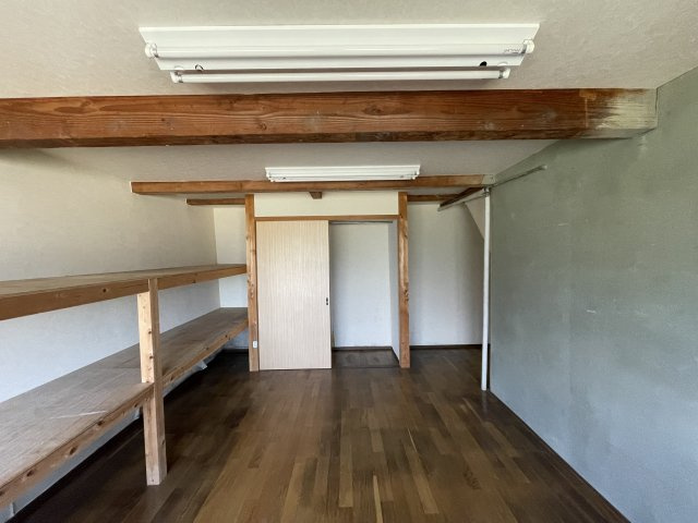 津山市山北　中古住宅　７LDK＋納戸の洋室|B1F　8.6畳　棚付きで便利な物干し場付の洋室