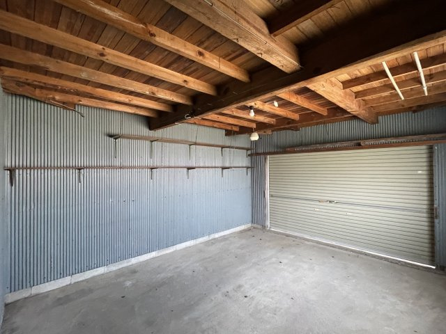 津山市山北　中古住宅　７LDK＋納戸の駐車場|B1F　車やバイクなどのメンテナンスにも便利なインナーガレージ