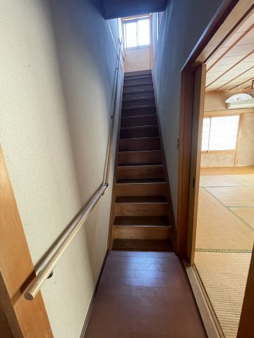 津山市山北　中古住宅　７LDK＋納戸の内装|階段