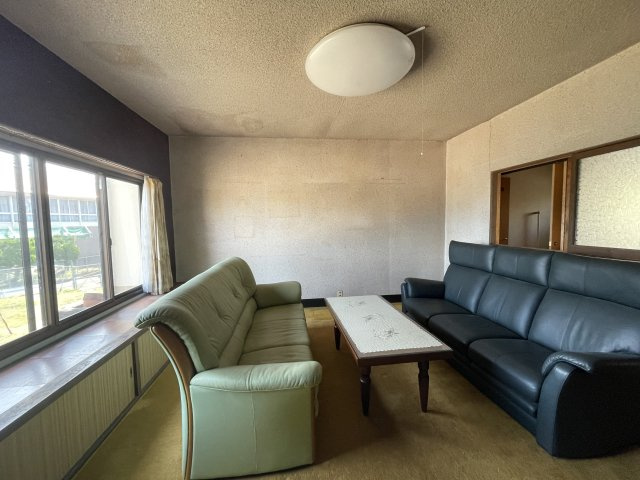 津山市山北　中古住宅　７LDK＋納戸の居間・リビング|１F　９畳　明るくおしゃれな出窓のあるリビング