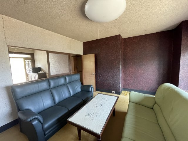 津山市山北　中古住宅　７LDK＋納戸の居間・リビング|１F　９畳　シックなアクセントクロスのリビング