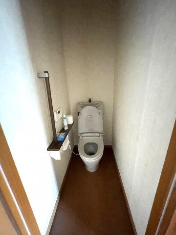 津山市山北　中古住宅　７LDK＋納戸のトイレ|浴室横　トイレ