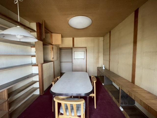 津山市山北　中古住宅　７LDK＋納戸の洋室|１F　６畳　腰棚や書棚のついたホビースペースにもぴったりの洋室