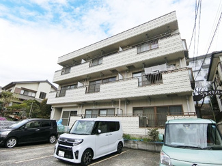 【外観】 | コンビニが近くて便利な住環境の3階建てマンションです☆ブルーライン「中川」駅まで徒歩圏内！