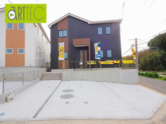 【駐車場】 | 【駐車スペース】
日々の暮らしにマイカーが必要。そんな方は物件の購入条件に駐車場は必須です。通勤に、家族のお迎えに、お買物に、おでかけに、クルマライフを楽しみたい方に。