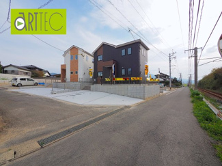 【前面道路含む現地写真】 | 【前面道路】
前面道路は毎日の駐車の出し入れで大事なポイントです！
車種によっても便利・不便がありますのでご確認ください♪