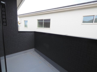 【外観】 | 【バルコニー】
充分な広さが確保されたバルコニー。日当たりのよい住宅エリアですので、多くの陽光が降り注ぎ、室内には陽だまりを生み出してくれます。