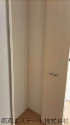 【収納】 | アーバンキャンドルB（家賃半額補助対象） | 廊下にも収納があります。