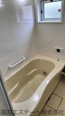 【浴室】 | アーバンキャンドルB（家賃半額補助対象） | ゆったり足を延ばせる広いバスタブ