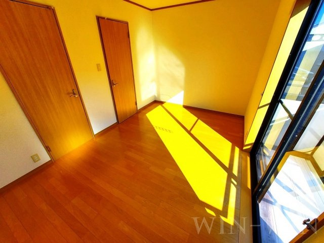 フローレス Cの洋室