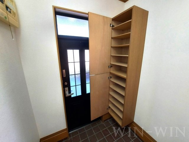 フローレス Cの玄関