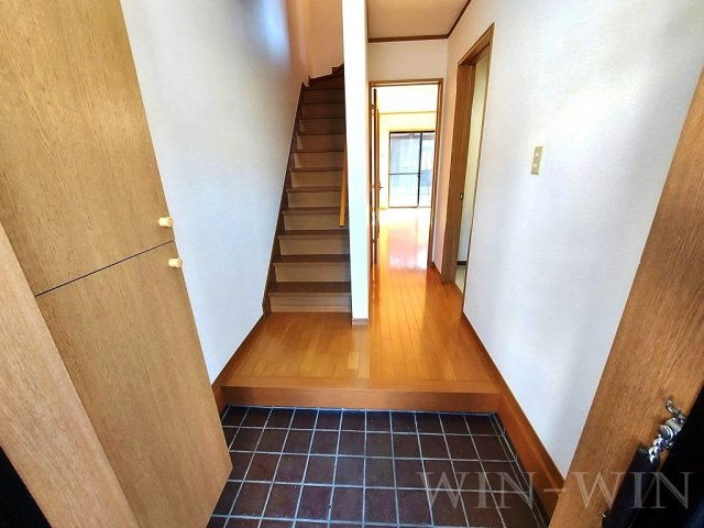 フローレス Cの玄関