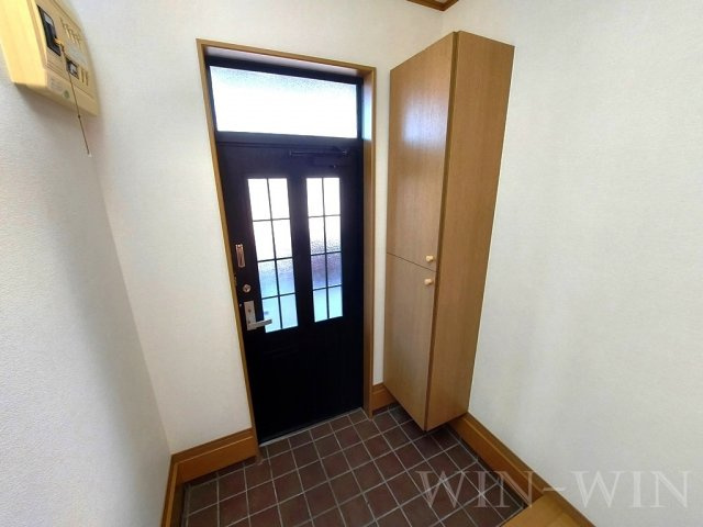 フローレス Cの玄関