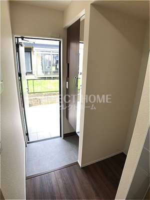 【玄関】 | フォーブル小針 | 収納もある玄関です