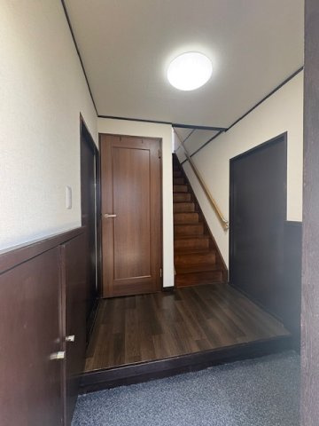 市川市鬼高２丁目の一戸建ての玄関|広々とした玄関♪