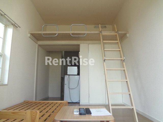 レオパレスパティオの居間・リビング|ロフト付き、天井高３ｍ以上の開放的な空間です